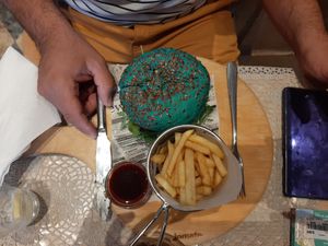 Im blue hamburger checkpeaks at Café Garrett by Ohana in Lisbon