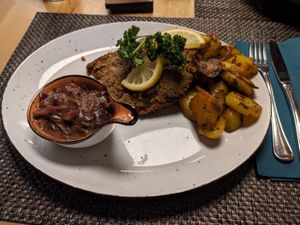 Veganes Tofu-Pilzschnitzel in Dinkel- Knusperpanade mit Zwiebel-Dijonsenfsoße  at Emmels Dinkelrind in Neuberg