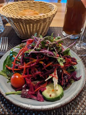 Salat mit Wildkräutern an Agave Senf Dressing   at Emmels Dinkelrind in Neuberg