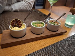 Vorspeise Dreierlei Dip: Rhabarber Chutney, Bärlauchpesto, Zitronenfrischkäse at Emmels Dinkelrind in Neuberg