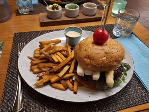 Spargelburger mit Bärlauchmajo at Emmels Dinkelrind in Neuberg