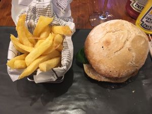 Chips and vegan burger  at Nieuw Amsterdam in Stiges