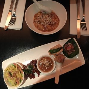 6 entrées incluses dans la table d'hôte et Dumpling avec sauce arachide at ChuChai in Montreal