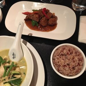 Poulet au cari vert, bœuf aux 3 saveurs et riz brun at ChuChai in Montreal