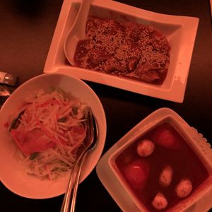 Salade de papaye verte, Dumplings sauce arachide et soupe Tom Yum au poulet végétal at ChuChai in Montreal