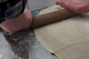 Pasta schneiden at Aubergine Die Vegane Kochschule in Freiburg