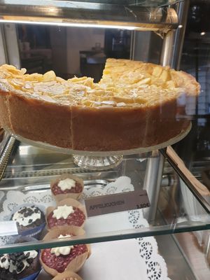Vegan apple pie cake at Heyzel Coffee in Augsburg