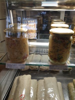 Vegan salad jars with different filling at Heyzel Coffee in Augsburg