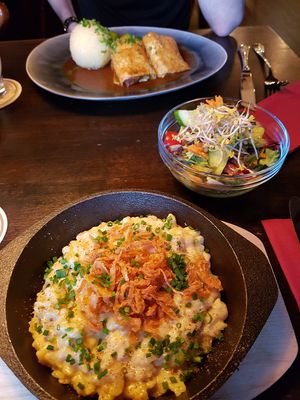 Kässpätzle mit Salar, Tempeh-Rouladen mit Knödel und Rosenkohl at Bodhi in Augsburg