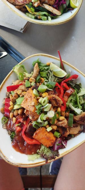 Das war der Sweetpotato Avocado Bowl mit veganem Chicken. Echt super lecker!! at Dean & David in Augsburg