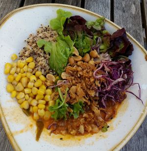 Vegane Bowl at Dean & David in Augsburg