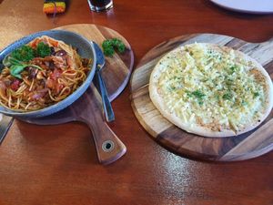 Garlic pizza and vegan pasta at Mango's Nuts in Ferny Creek