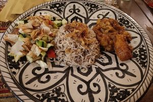 Piatto tre portate con MUJADDARAH (riso con lenticchie e cipolla), BADEMJAN (melanzane con salsa di pomodoro), FATTOUSH (insalata di pomodori e cetrioli con salsa al melograno) at Peace&Spice in Padua