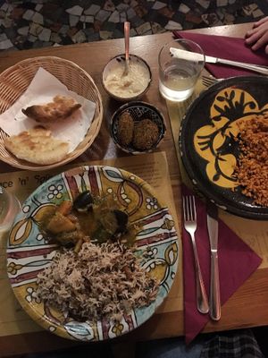 Mujaddarah with curry veggies, bourgoul, naan bread,  hummus and falafel at Peace&Spice in Padua