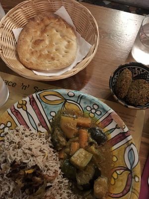 Mujaddarah with curry veggies, falafel, naan bread at Peace&Spice in Padua