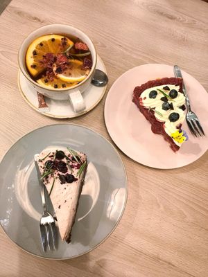Tarta malinowa, torcik czekoladowy z wiśniami i zimowa herbatka imbirowa. Pięknie podane i pyszne w smaku 🤤 at Zielona Baza in Rzeszow