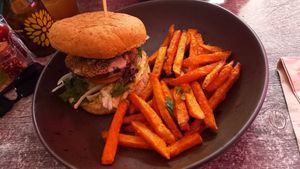 Hamburguesa de falafel y hummus con chips de batata #Veganuary at Balance Bowl in Gzira