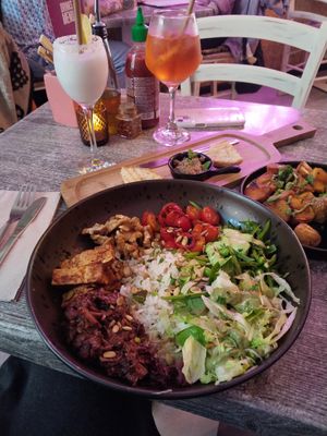 Buddha Bowl und crispy potatoes, kleiner Gruß aus der Küche und Aperol und Pina Colada. at Balance Bowl in Gzira