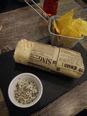 The Real Cypriot with cooling Mint Yoghurt Dip (6,95 €) at Balance Bowl in Gzira