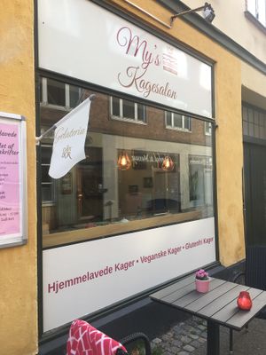The front at My's Kagesalon in Helsingoer