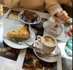 Tarta de queso y tarta de chocolate  at Salamanca Magenta Cafe & Bar in Salamanca
