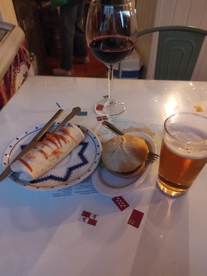 Wrap de pois chiches au curry, mini hamburger + bière et vin (6,6€ en tout) at Salamanca Magenta Cafe & Bar in Salamanca