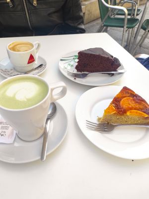 Matcha latte soja, café con leche de soja + gâteaux chocolat et orange (9,6€ en tout) at Salamanca Magenta Cafe & Bar in Salamanca
