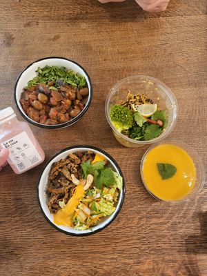 Jack's Bowl, la Caponata, pad Thai Salad, passion mango Not-Cheesecake at Wild & The Moon - Saint Honoré in Paris