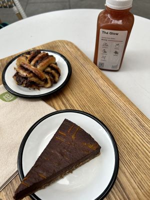 Cinnamon roll and chocolate raw tart with the glow juicee  at Wild & The Moon - Saint Honoré in Paris