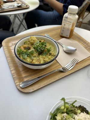 Curry and juice  at Wild & The Moon - Saint Honoré in Paris