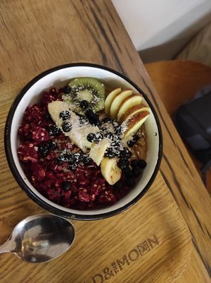 Six-Pack Bowl with pink granola: very tasty and filling, tasting quite sweet. The fact that they add vegan protein ensures your nutritional needs are meet. at Wild & The Moon - Saint Honoré in Paris