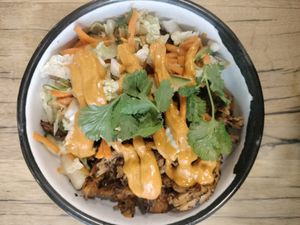 Jack's Bowl (bowl di riso integrale con straccetti vegetali, carote, cavolo cinese, cetriolo, coriandolo, arachidi e salsa saté) at Wild & The Moon - Saint Honoré in Paris