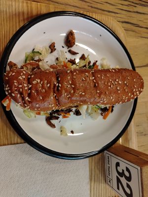 Wild Banh Mi (panino senza glutine con straccetti vegetali, carote, cavolo cinese, cetriolo, coriandolo e salsa saté) at Wild & The Moon - Saint Honoré in Paris