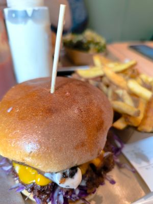 Yummy burger at Theory (ex-BurgerTheory) in Paris