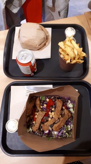 burger et salade at Theory (ex-BurgerTheory) in Paris