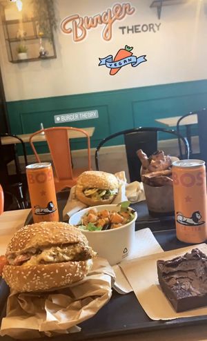 Pané de tofu super gourmand pour ce burger du mois style « Big Mac » & le best brownie  at Theory (ex-BurgerTheory) in Paris