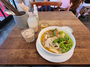 Iced Milk Coffee und Veggie Ball mit Mushroom Broth Soup at Mang's Mania in Ho Chi Minh City