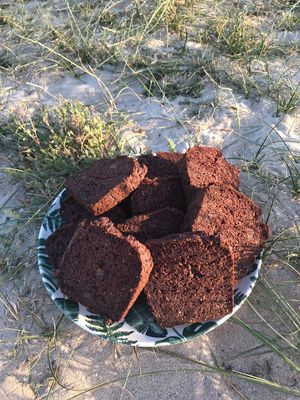 Chocolade bananenbrood bij het ontbijt! at Villa La Vida in Egmond Aan Zee