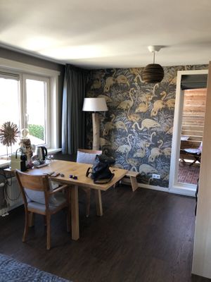 Ruime kamer met ontbijttafel  at Villa La Vida in Egmond Aan Zee