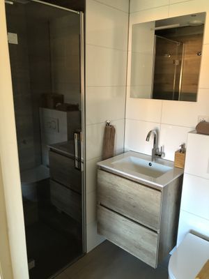 Ruime en propere badkamer  at Villa La Vida in Egmond Aan Zee