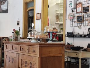 Mostrador con expositores de Donuts at La Teca Burger in Sabadell