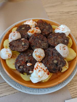Bravas con morcilla at La Teca Burger in Sabadell