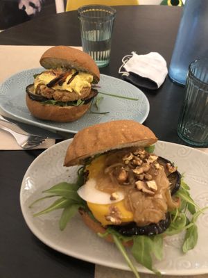 Blue y mexicana burguer at La Teca Burger in Sabadell