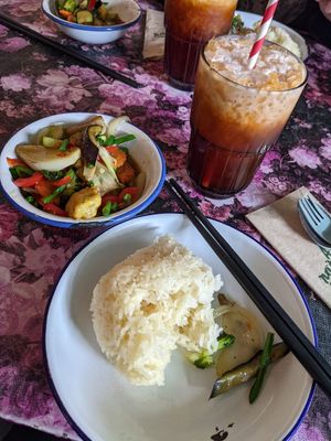 Phas like kimao bowl with sticky rice and the cha nom yen 😩💕 at li.ke in Berlin