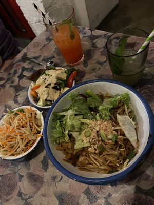 Veganes Pad Thai, Papaya salat und ein weiterer Salat  at li.ke in Berlin