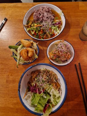 Oben: vegane Ente mit Curry, unten: Pad Thai, links: vegane Garnelen, rechts: Tofu im Reismantel at li.ke in Berlin