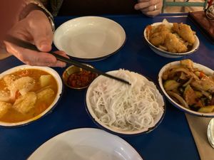 Links Ananas, Tofu und Jackfruit (schmeckte nach Kartiffel) at li.ke in Berlin