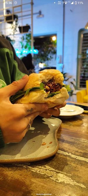 Sanduíche vegano com beterraba at Cafe com Proposito in Londrina