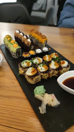 Degustación de todas las variedades de sushi (24 uds- 39€) at Roots & Rolls in Barcelona