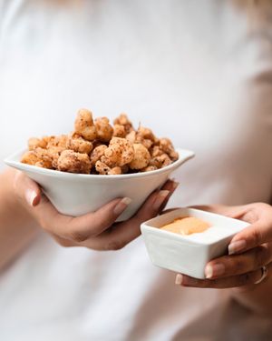 Cauliflower popcorn - Palomitas de Coliflor con salsa togarashi, salsa sriracha, y alioli  at Roots & Rolls in Barcelona